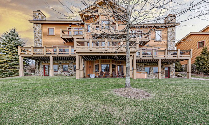 Champion Casa | Cozy Luxury Almost Ski-in Ski-out with Hot Tub in Southwind!