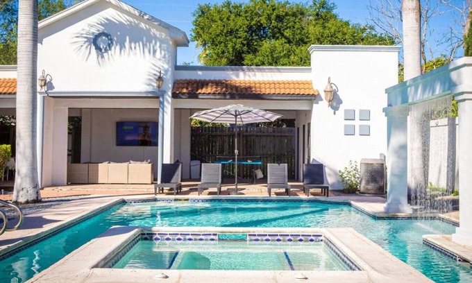 Brownsville Apartamento | Cozy Mansion / Pool & Jacuzzi / Cinema / Game Room