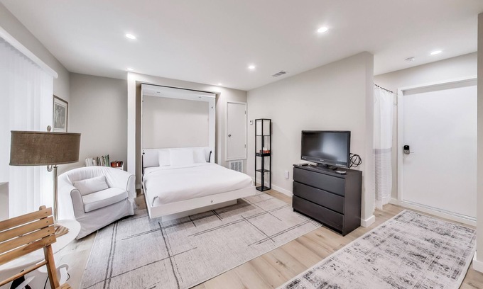 Marina District Apartamento | Cozy Marina Studio w/ Murphy Bed & Garden Oasis