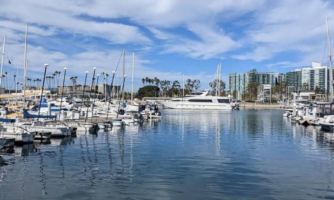 Marina del Rey Apartamento | Cozy master bedroom in gorgeous Marina del Rey close to the ocean and the beach