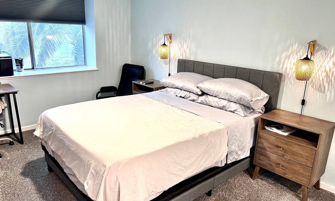 Las Vegas Casa | Cozy Master Bedroom & Bathroom Suite - Pet Friendly