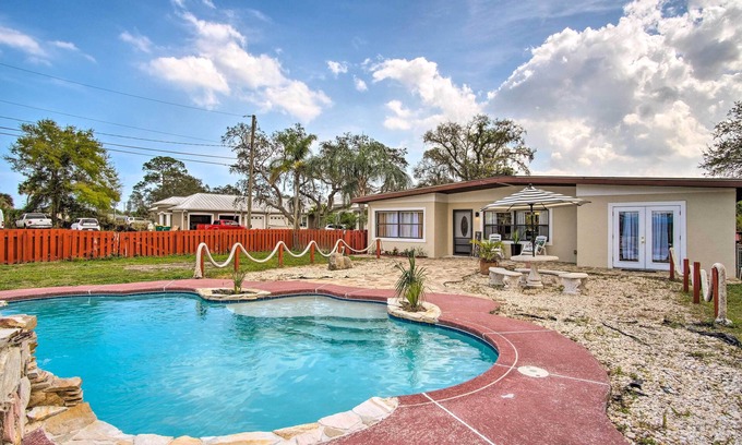 Tropic Casa | Cozy Melbourne Home w/ Deck & Pool: 5 Mi to Beach!
