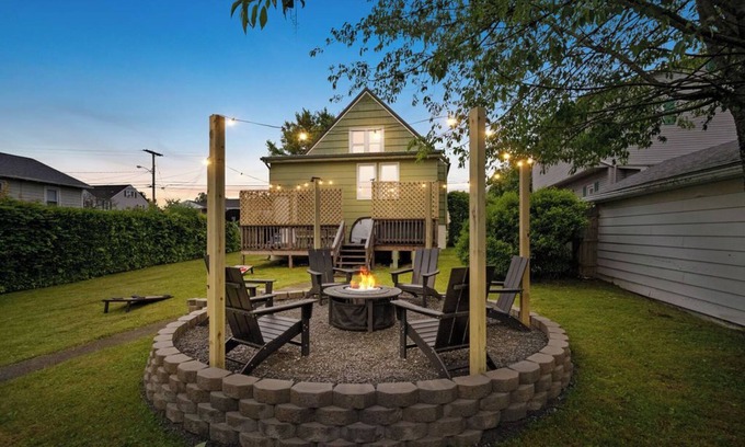 Summerlee Casa | Cozy Mid-Century Home / Hot Tub Game Room Sleeps 14