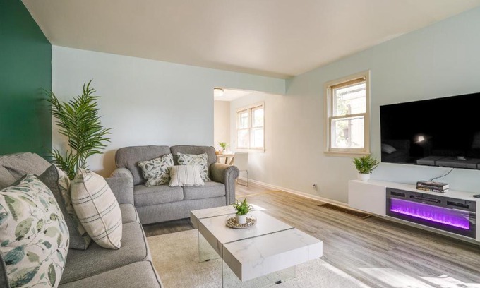 Morris Park Casa | Cozy Minneapolis Duplex - 10 Mi to Downtown!