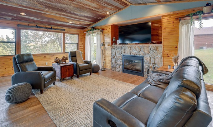 Arrow Point Cabina | Cozy Missouri Cabin w/ Furnished Deck & Lake Views!