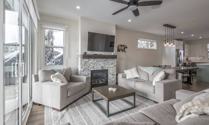 Silver Star Mountain Casa | Cozy modern duplex with hot tub, BBQ, garage, A/C, media room, large gear room
