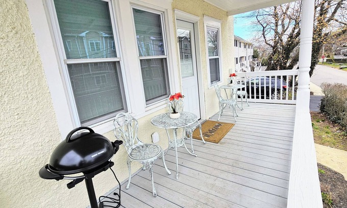 Greenwich Apartamento | Cozy modern 2br retreat in charming Greenwich. Just remodeled!