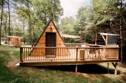 Robbins Chalet De Esquí | Cozy Modern A-Frame with Private Access Trail to Black Creek in Robbins, Tennessee