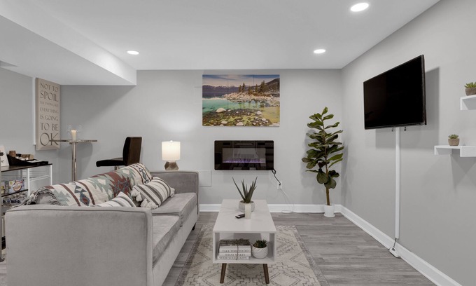 Northeast Apartamento | Cozy Modern Beautiful Studio+Parking. Walk to DC Metro. Perfect for Long Stays!