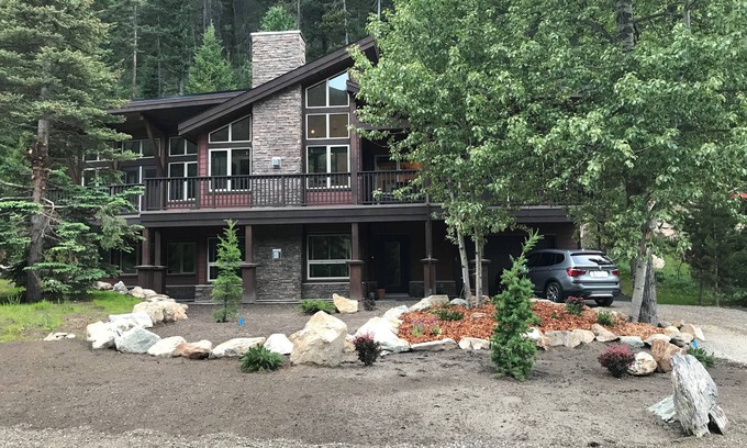 East Kootenay Casa | Cozy, modern cabin, close to golf course and village amenities.