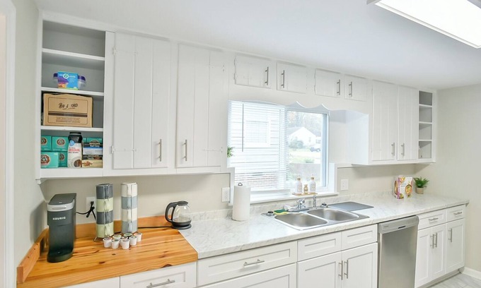 Greensboro Casa | Cozy & Modern - Fire Pit Grill - Pet friendly