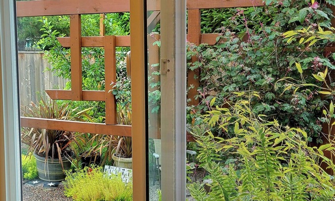 Mount Scott-Arleta Apartamento | Cozy modern garden studio with WiFi and AC in SE Woodstock Portland