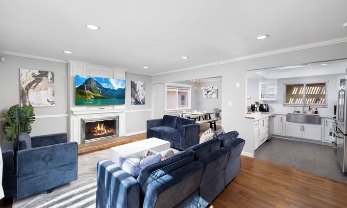 Fountain Valley Casa | Cozy Modern Home - Close to Beach/Disney
