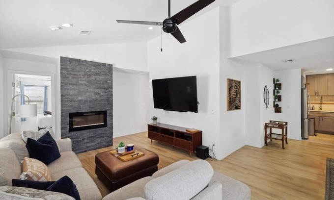 Old East Dallas Casa | Cozy & Modern Home in Heart of Dallas