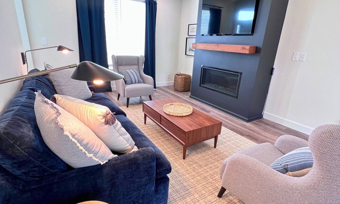 Sarnia Casa | Cozy Modern Retreat Home 30sec Walk to the Beach w/ Hot Tub
