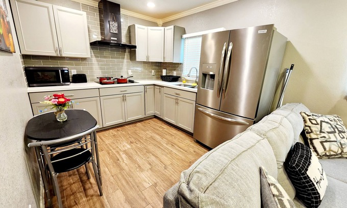 Edgebrook Cabaña | Cozy, Modern Stay Located Near Hobby Airport, And Many Facories