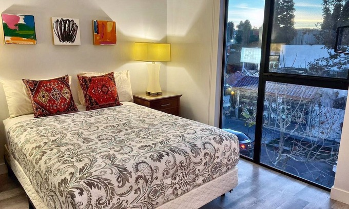 Fairfax District Hotel | Cozy Modern Studio on Spaulding Ave – Complimentary WiFi & Parking