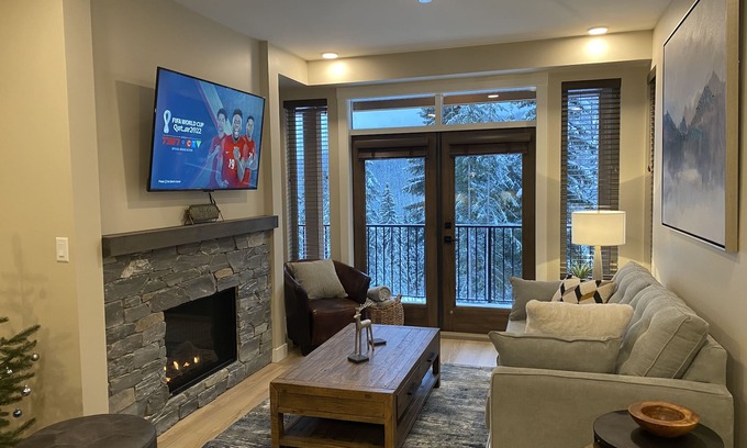 Sun Peaks Casa | Cozy Modern True Ski-in/Ski-out, Hot Tub, Townhouse