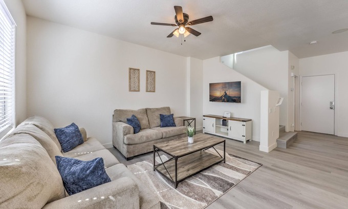 North Las Vegas Casa | Cozy, Modern Vegas 5-bed Retreat!