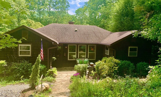 Montreat Casa | Cozy Mountain Cabin with Modern Amenities