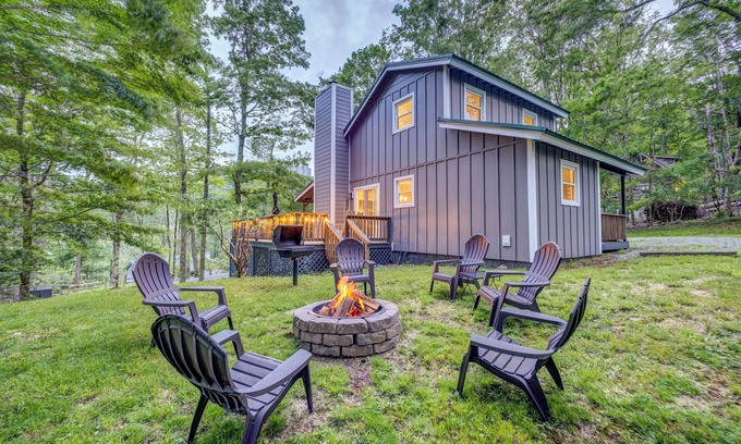 Sugar Mountain Casa | Cozy Ridge-Top Cottage: 5 Min to Ski Lodge, Large Yard, Fire Pit