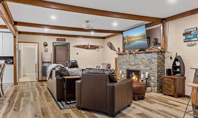 Crestline Cabina | Cozy Mountain Retreat with 3 decks, huge living room, walking distance of shops