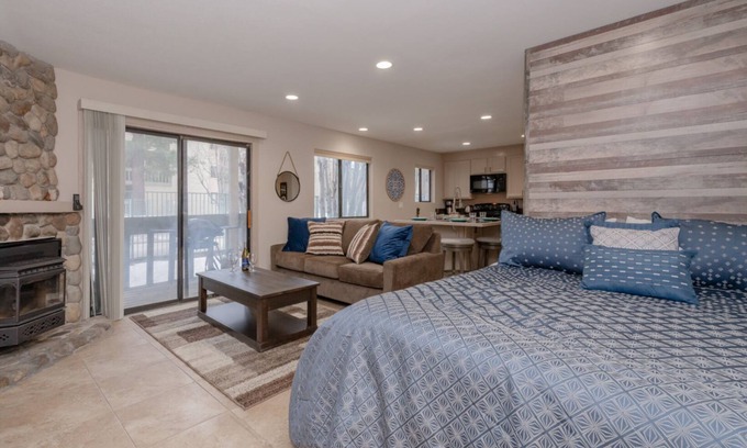 Mammoth Lakes Condominio | Cozy Mountain Studio in Heart of Mammoth - Hot Tub and Close to Shuttle!