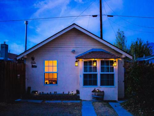 Lone Pine Casa | Cozy Muir Cottage - In Town - Pet Friendly