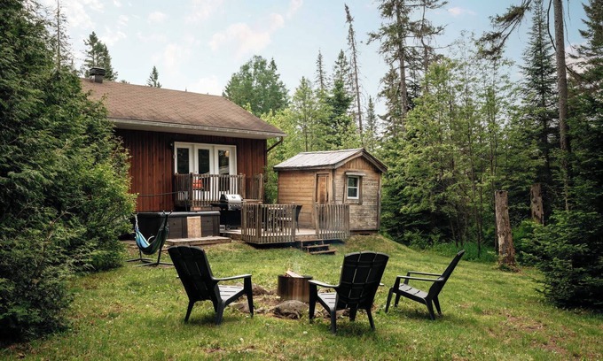 Notre-Dame-de-la-Merci Chalet De Esquí | Cozy nature refuge with hot tub