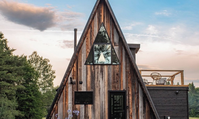 Lyndon Cabina | Cozy New A-frame on The Kingdom Trails with A/C, Wood Stove, Firepit, Foosball