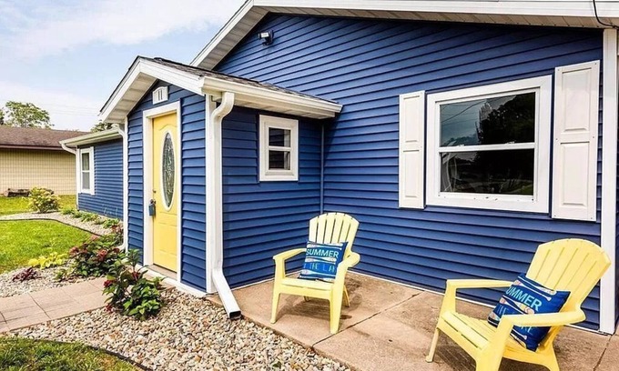 New Buffalo Cabaña | Cozy New Buffalo cottage with hot tub & fire pit. Short walk to downtown!