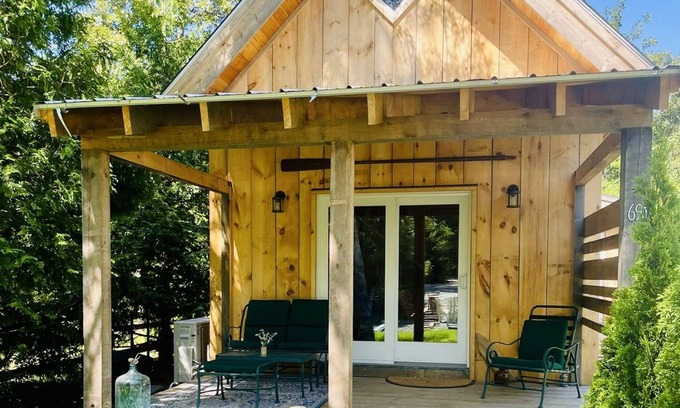 Vineyard Haven Cabaña | Cozy New TimberFrame Vineyard Haven!