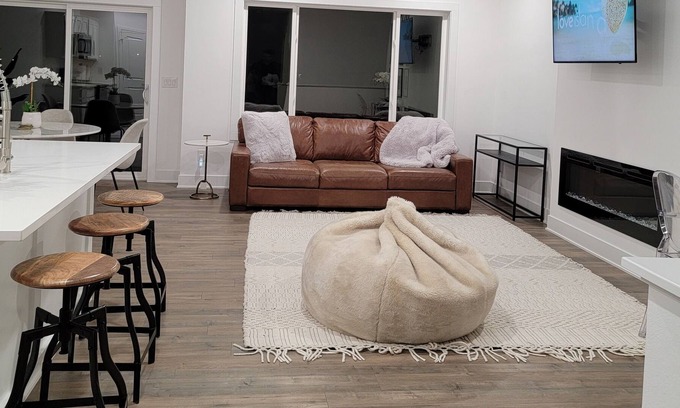 Waukee Casa | Cozy New Townhome - W/Fireplace Quiet Neighbors