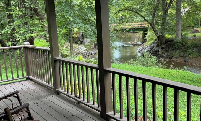 Choestoe Cabina | Cozy Nottely River Cabin. Close to lake, hiking trails, and Vogel State Park.