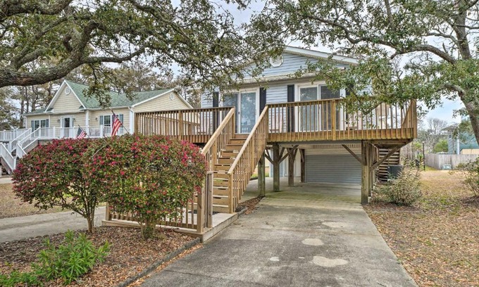 Yaupon Beach Casa | Cozy Oak Island House Less Than 1 Mi to Beaches!
