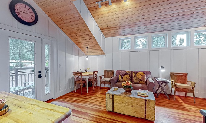 Shelter Cove Cabaña | Cozy ocean view home with balcony, well-equipped kitchen, & fireplace