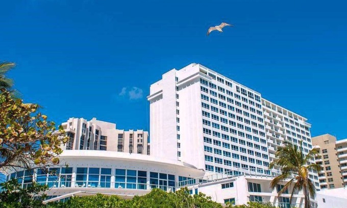 Mid Beach Apartamento | Cozy ocean view studio unit. Building is located right on the beach.