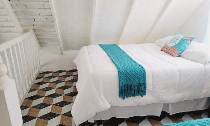 West End Apartamento | Cozy Ocean View Studio with Loft & Patio