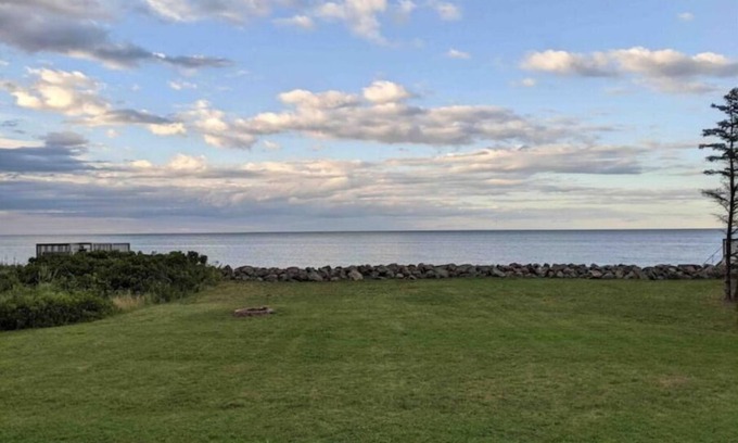 Beaubassin East Cabaña | Cozy Oceanfront Cottage