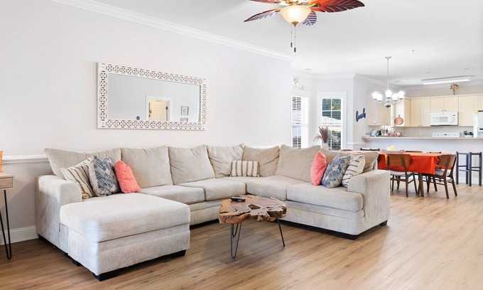 Central Myrtle Beach Apartamento | Cozy Oceanview 3BR w/ Private Balcony & 7 Pools - Dog Stays Free