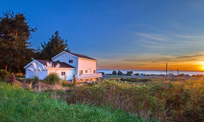 Shelter Cove Casa | Cozy Oceanview Hideaway 1&2 on Golf Course/Airport