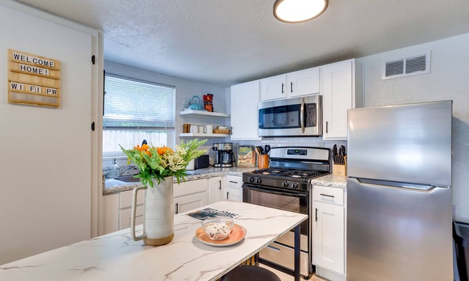 Norman Cabaña | Cozy Oklahoma Getaway w/ Covered Patio