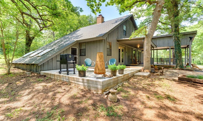 Davis Casa | Cozy Oklahoma Retreat w/ Patio, Fire Pit & Grill!