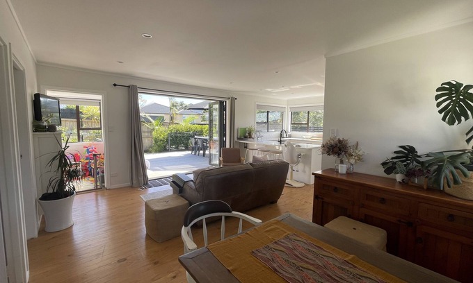 Red Beach Casa | Cozy on the coast - 5 minute walk to the beach (Pet friendly!)