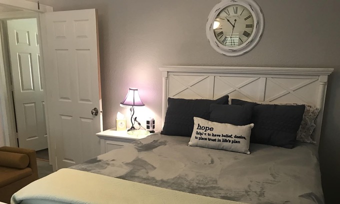 Bullard Casa | Cozy one bedroom in cute cottage house 12 minutes to Tyler Tx