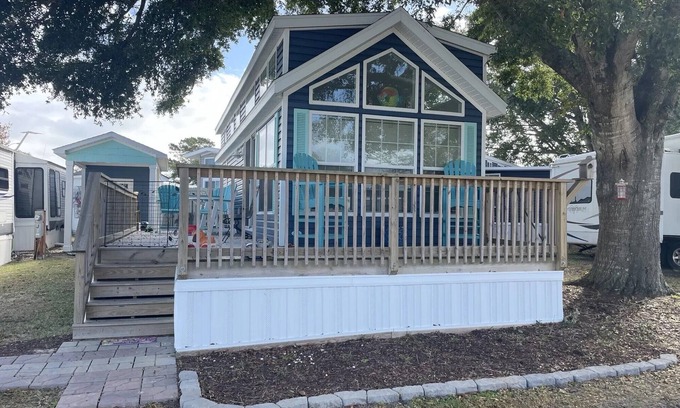Newport Alquiler De RV | Cozy park model at campground in enchanting Newport NC.