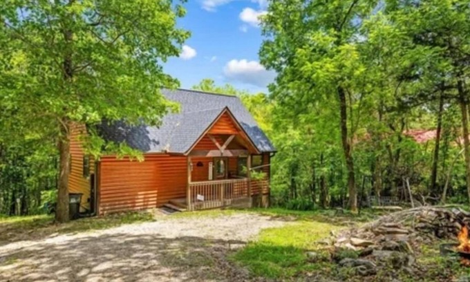 Golden Cabina | Cozy peaceful cabin with games, massage chair and fire pit! Bring your kayaks!!