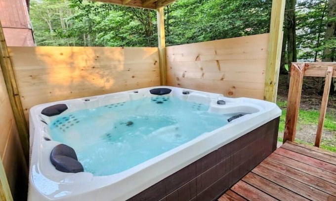 Tobyhanna Cabina | Cozy & Peaceful Retreat with Luxury Hot Tub, Grill, Firepit & Fireplace.