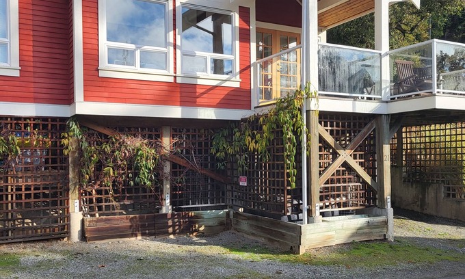 Pender Island Cabaña | Cozy Pender Island Cottage