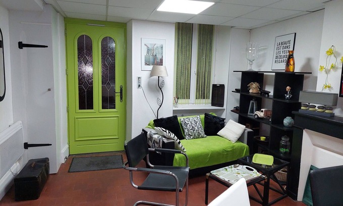 Vailly-sur-Sauldre Cabaña | Acogedor gîte en Vailly-sur-Sauldre: 2 hab., mascotas bienvenidas, WiFi, a minutos de tiendas.